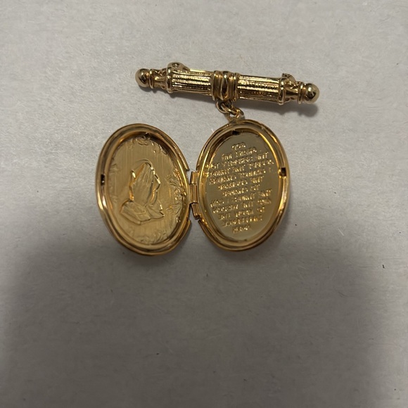 Serenity prayer gold tone locket brooch pin - Picture 2 of 5
